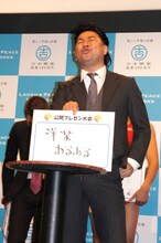 「最近のモックン」に扮してプレゼンを行ったレイザーラモンRG。「出したい本を早く言いたい」とTUBEの「シーズン・イン・ザ・サン」をひとしきり歌い上げた。