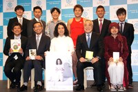 「吉本興業創業100周年記念『笑いと平和の百冊シリーズ』創刊会見」に出席した芸人たち。