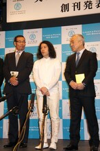 会見後の囲み取材に登場したオール巨人、ピース又吉、西川のりお（左から）。