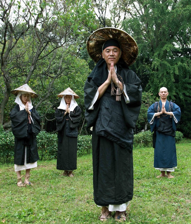 映画「一遍上人」で主演を務めるキャイ～ン・ウド鈴木（手前）。(c)カエルカフェ