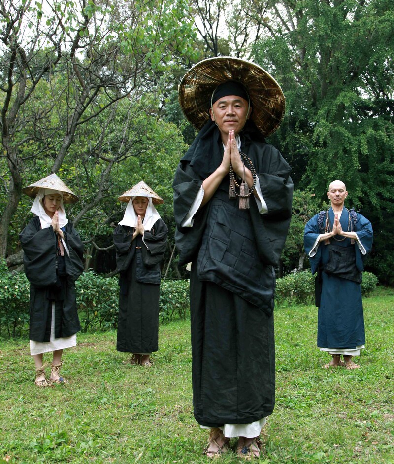 映画「一遍上人」で主演を務めるキャイ~ン・ウド鈴木(手前)。(c)カエルカフェ