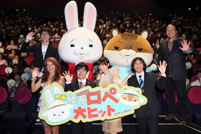 映画「『紙兎ロぺ』つか、夏休みラスイチってマジっすか!?」舞台挨拶に出席した内山勇士監督、ロペ着ぐるみ、アキラ着ぐるみ、青池良輔監督、ふかわりょう、篠田麻里子、バカリズム、LiLiCo（左上から時計回りに）。(c)2012 映画『紙兎ロペ』プロジェクト