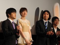 映画「『紙兎ロぺ』つか、夏休みラスイチってマジっすか!?」舞台挨拶に出席したバカリズム、篠田麻里子、ふかわりょう、内山勇士監督（左から）。