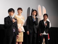 映画「『紙兎ロぺ』つか、夏休みラスイチってマジっすか!?」舞台挨拶に出席したバカリズム、篠田麻里子、ふかわりょう、内山勇士監督（左から）。
