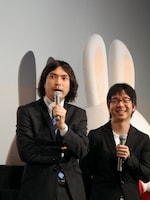終始舞台挨拶を盛り上げていたふかわりょう（左）と、ふかわのムチャぶりでアキラ先輩の生声を披露させられた内山勇士監督。