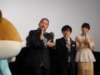 左から、青池良輔監督、バカリズム、篠田麻里子。