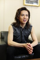 吉本興業創業100周年を記念した「吉本百年物語」第3弾6月公演「舶来上等、どうでっか？」で林弘高を演じる主演・中川晃教。