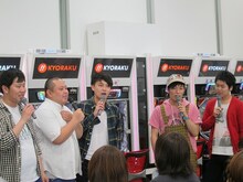 東京・京楽産業東京支店ショールームにて行われた「アームストロングとジューシーズのはじめてのぱちんこ♥」。