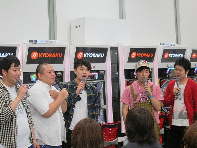 東京・京楽産業東京支店ショールームにて行われた「アームストロングとジューシーズのはじめてのぱちんこ♥」。