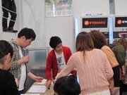 当たり玉は芸人とのツーショットやサインに交換。