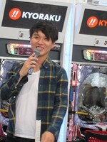 「まさかの登場シリーズ」新作を披露し照れる児玉。