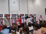 パチンコ台に置いてあるケータイは、誰かが休憩中の合図なので、投げないように。