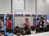 パチンコ用語をお笑いに例えてわかりやすく説明を試みるメンバーたち。