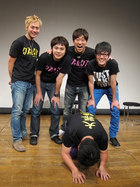 「スパローズ初単独ライブ『クズ＆クズ』トークライブ」に出演したスパローズ、ヒロシ、原口あきまさ、くじら。