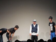 ムチャなハードルで登場させられさらに土下座をお願いされるくじら。