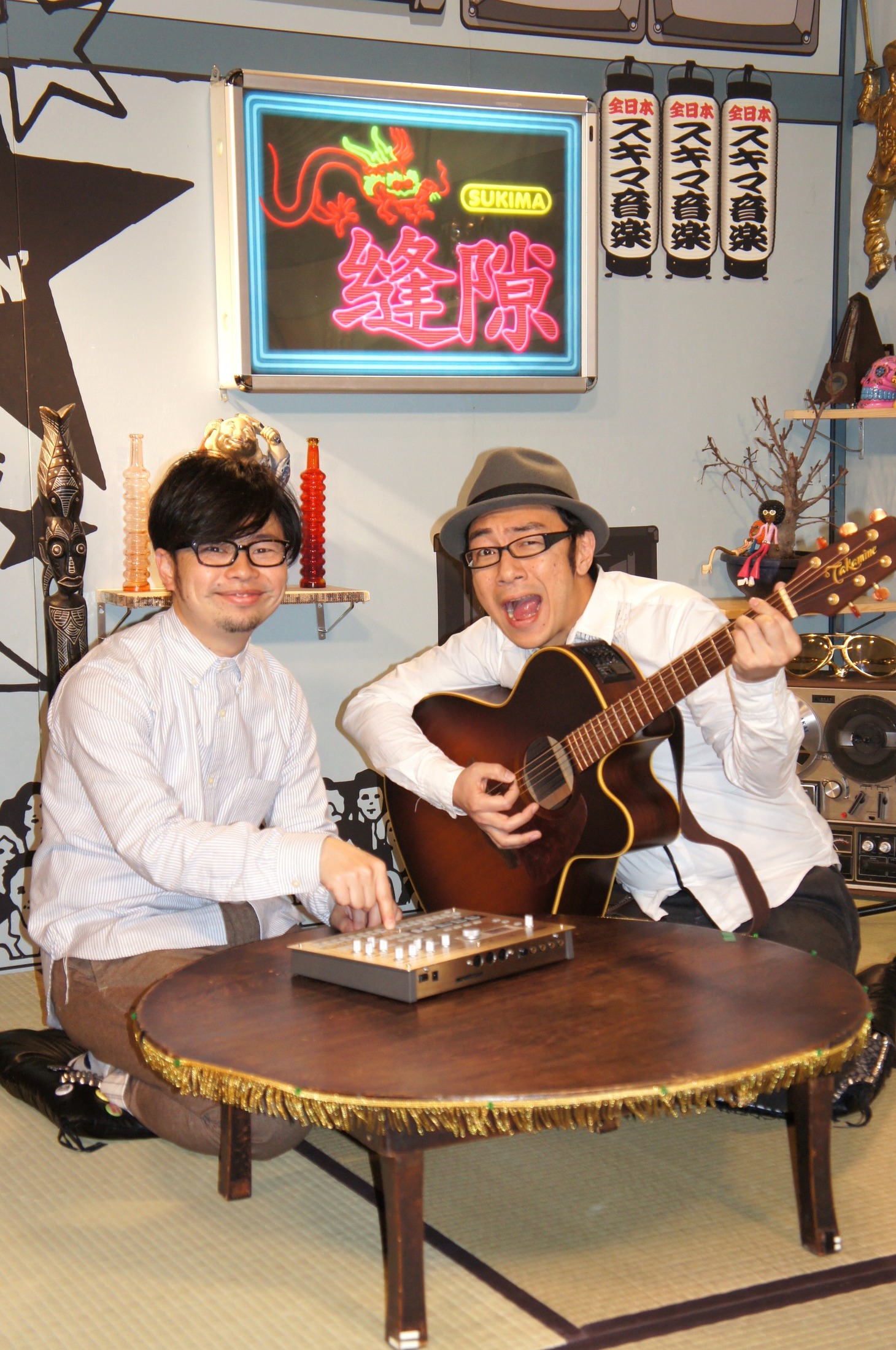 浜野謙太（左）と東京03角田（右）。