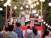 大きな拍手に迎えられ登場したバカリズム。