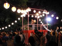 クランクアップ直後、花束を渡されたバカリズム。