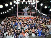 昨日5月13日にクランクアップを迎えた映画「バカリズム THE MOVIE」。集まったエキストラとともにポーズを決めるバカリズム（中央上）。