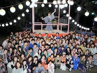 昨日5月13日にクランクアップを迎えた映画「バカリズム THE MOVIE」。集まったエキストラとともにポーズを決めるバカリズム（中央上）。