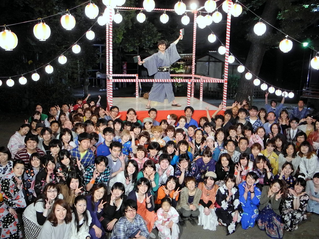 昨日5月13日にクランクアップを迎えた映画「バカリズム THE MOVIE」。集まったエキストラとともにポーズを決めるバカリズム（中央上）。