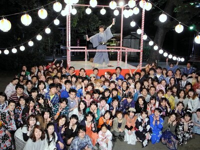 昨日5月13日にクランクアップを迎えた映画「バカリズム THE MOVIE」。集まったエキストラとともにポーズを決めるバカリズム（中央上）。