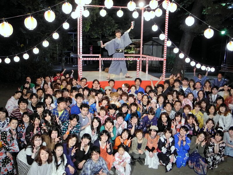 昨日5月13日にクランクアップを迎えた映画「バカリズム THE MOVIE」。集まったエキストラとともにポーズを決めるバカリズム（中央上）。