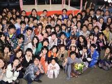 昨日5月13日にクランクアップを迎えた映画「バカリズム THE MOVIE」。花束を抱え、集まったエキストラとともに笑顔でピースするバカリズム。