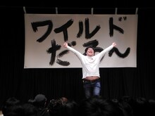 前説として登場したチェリーボーイ。観客がどれくらい集まったかがスギちゃんにバレないよう、拍手や笑い声を出さないように注意してからネタを披露するという異例の「笑ってはいけない」前説となった。