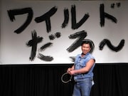 初DVD「ワイルドだろ～」の収録に臨んだスギちゃん。「カンペはどこ？ 覚えられるはずはないぜぇ」とこぼす場面も。