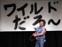 初DVD「ワイルドだろ～」の収録に臨んだスギちゃん。「カンペはどこ？ 覚えられるはずはないぜぇ」とこぼす場面も。