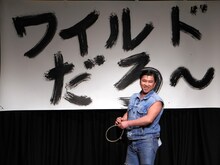 初DVD「ワイルドだろ～」の収録に臨んだスギちゃん。「カンペはどこ？ 覚えられるはずはないぜぇ」とこぼす場面も。