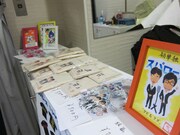 ビックスモールン・チロが自主的に売りに来た自作のスパローズグッズ。ほかの芸人のグッズも陳列。