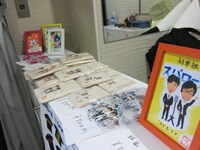 ビックスモールン・チロが自主的に売りに来た自作のスパローズグッズ。ほかの芸人のグッズも陳列。