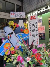 会場の入り口に飾られた有名芸人たちの花に、通りすがりの人たちが「スパローズって誰？」と困惑。