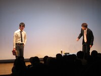 コント「自殺」。観客の心の叫びを代弁した森田の激しいツッコミに観客も爆笑。