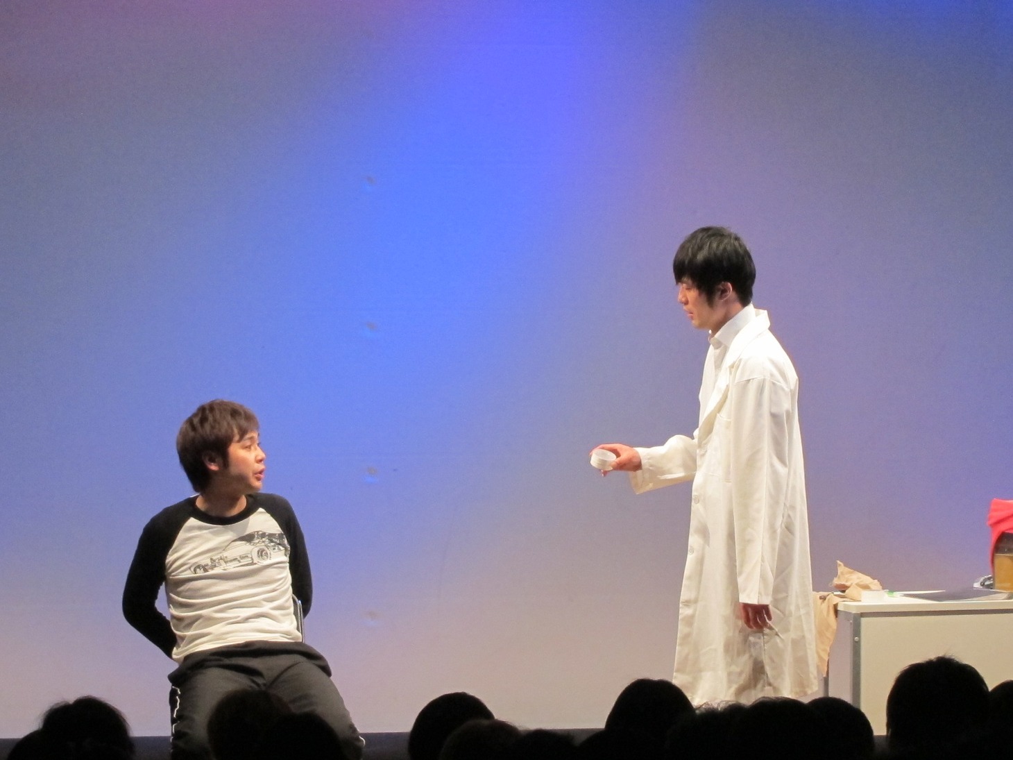 コント「地下室にて」。ミステリアスな展開に、スポーツ万能キャラクターの夢をあやうく壊しかけた。
