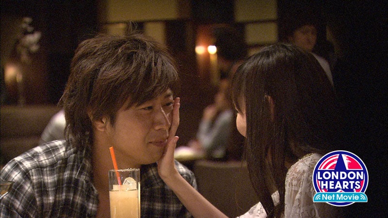 「ロンドンハーツネットムービー」の「マジックメール特別編」でドッキリを仕掛けられるパンサー尾形（左）。(c)テレビ朝日