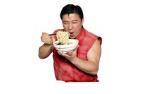 フェア対象メニュー「豚骨醤油の本格つけ麺」とスギちゃん。