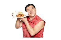 フェア対象メニュー「大からあげ定食」とスギちゃん。