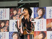 カバーソング「ありがとう」を熱唱する水谷。