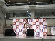 ときおり踊りも見せる水谷。