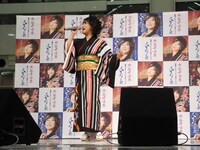 熱唱する水谷。