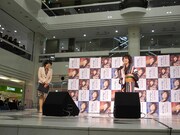 司会者とトークを繰り広げる水谷。