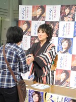 ファンと握手する水谷。