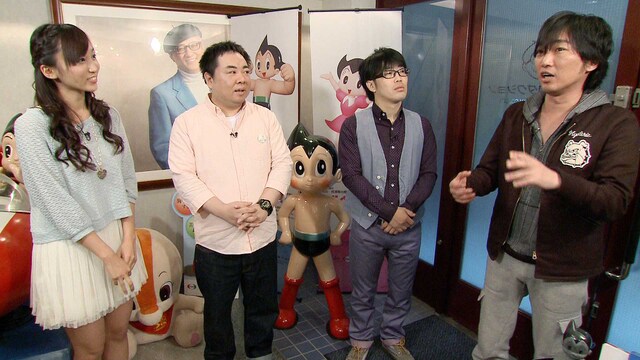 「アニメのキカク」の「-手塚治虫の創作伝説に迫る☆キカク-」で手塚プロダクションを訪問する（左から）吉木りさ、ドランクドラゴンと、スピードワゴン小沢。(c)ひかりTV