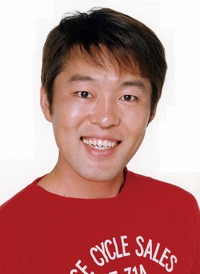 ラジオ生放送「つぶや句575」に出演するつぶやきシロー。