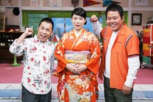 椿鬼奴（中央）と「家族になろう（よ）」MCのナインティナイン岡村（左）、130R・ほんこん（右）。(c)テレビ東京