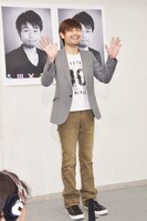 「ジャケットを着て髪型も横わけにして先生っぽい服装にした」とまずは見た目から入った品川。