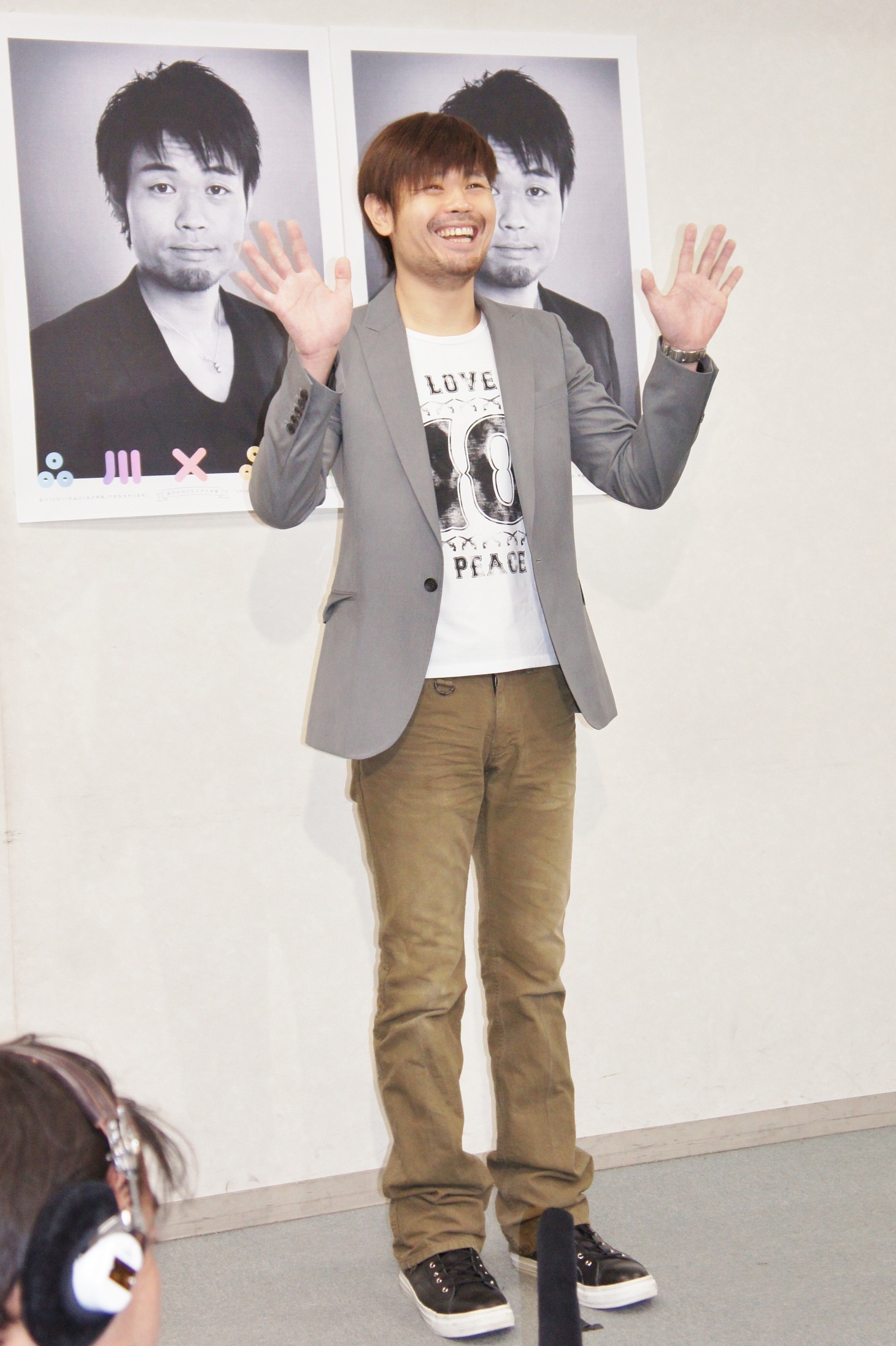 「ジャケットを着て髪型も横わけにして先生っぽい服装にした」とまずは見た目から入った品川。